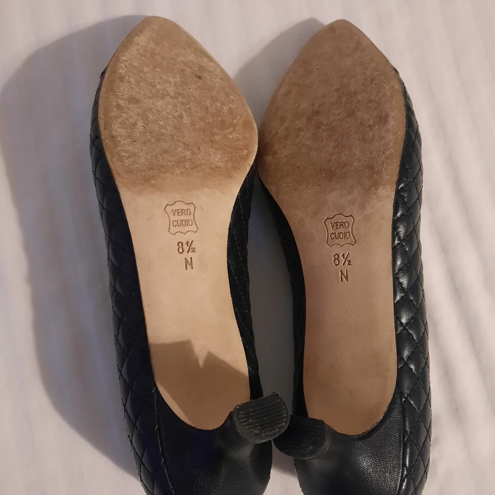 Black kitten heel shoes with gold chain detail Size 8.5 Narrow